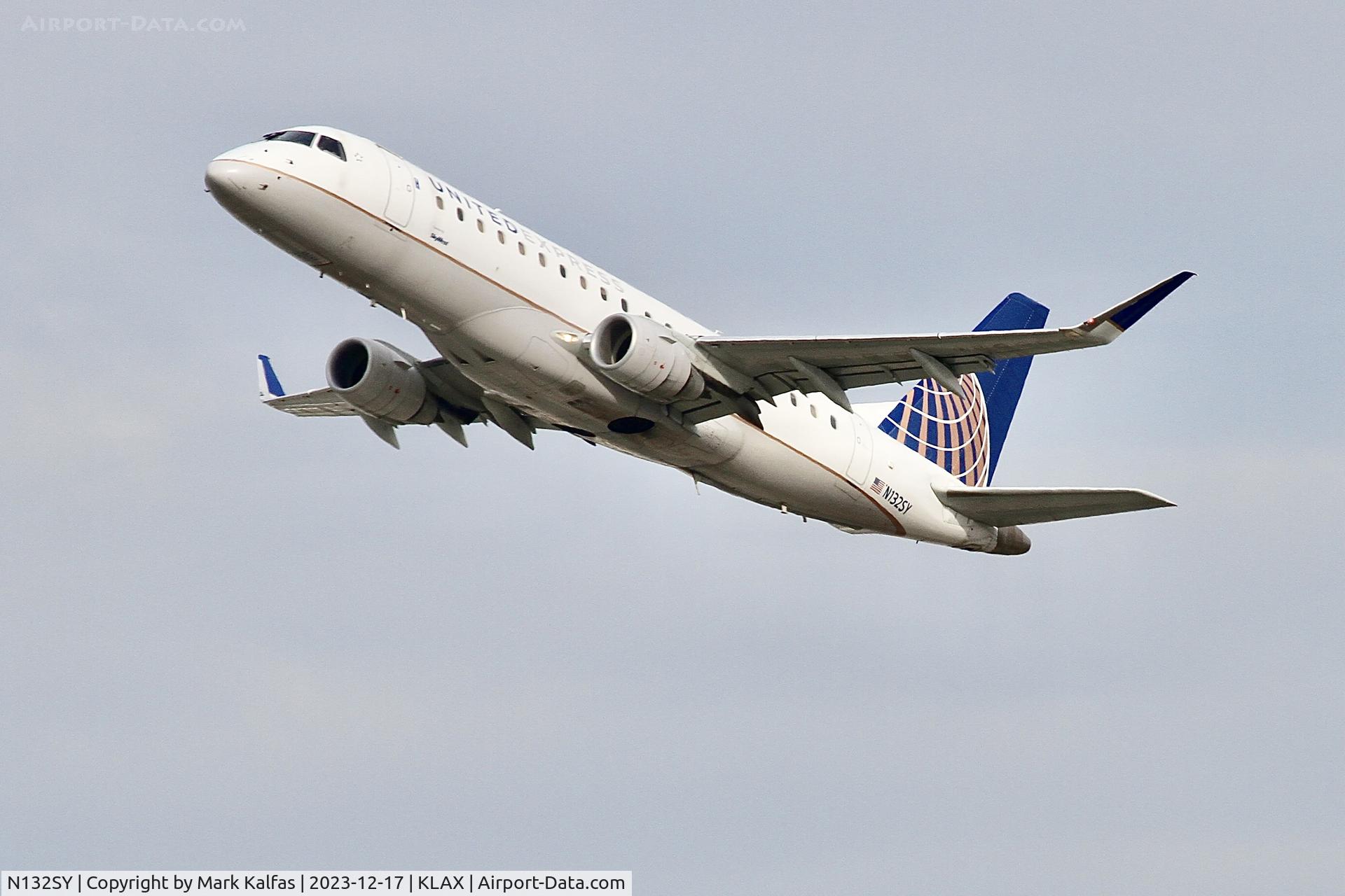 N132SY, 2015 Embraer 170LR (ERJ-170-100LR) C/N 17000451, E75L SkyWest United Express EMBRAER 175 LW N132SY SKW5947 LAX-MTJ