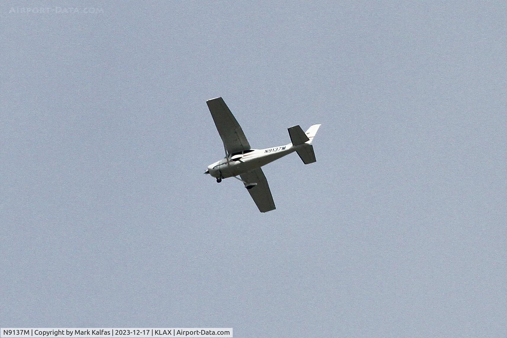 N9137M, 1976 Cessna 182P Skylane C/N 18264697, C182 N9137M LAX Cooridor