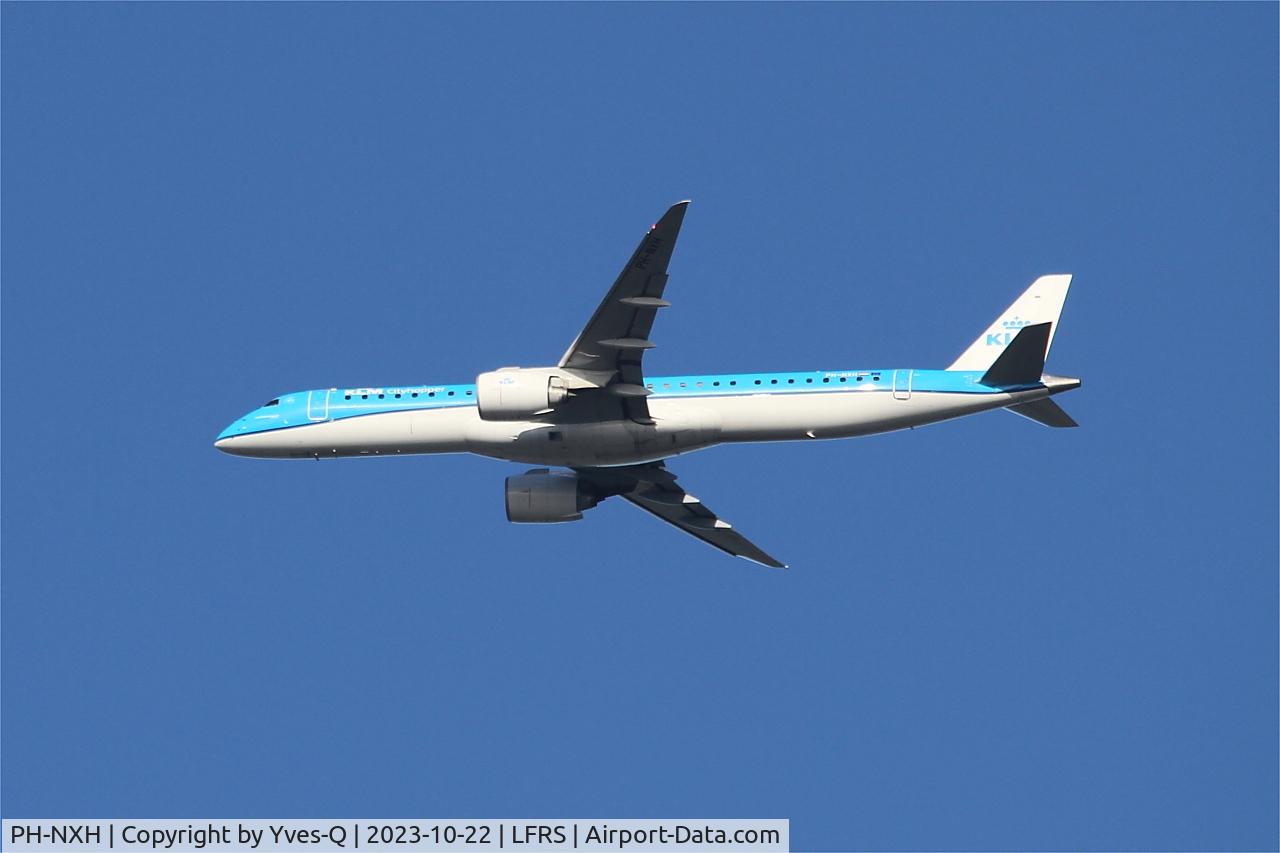 PH-NXH, 2022 Embraer E195-E2 C/N 19020063, Embraer 195-E2, long approach rwy 21, Nantes-Atlantique airport (LFRS-NTE)