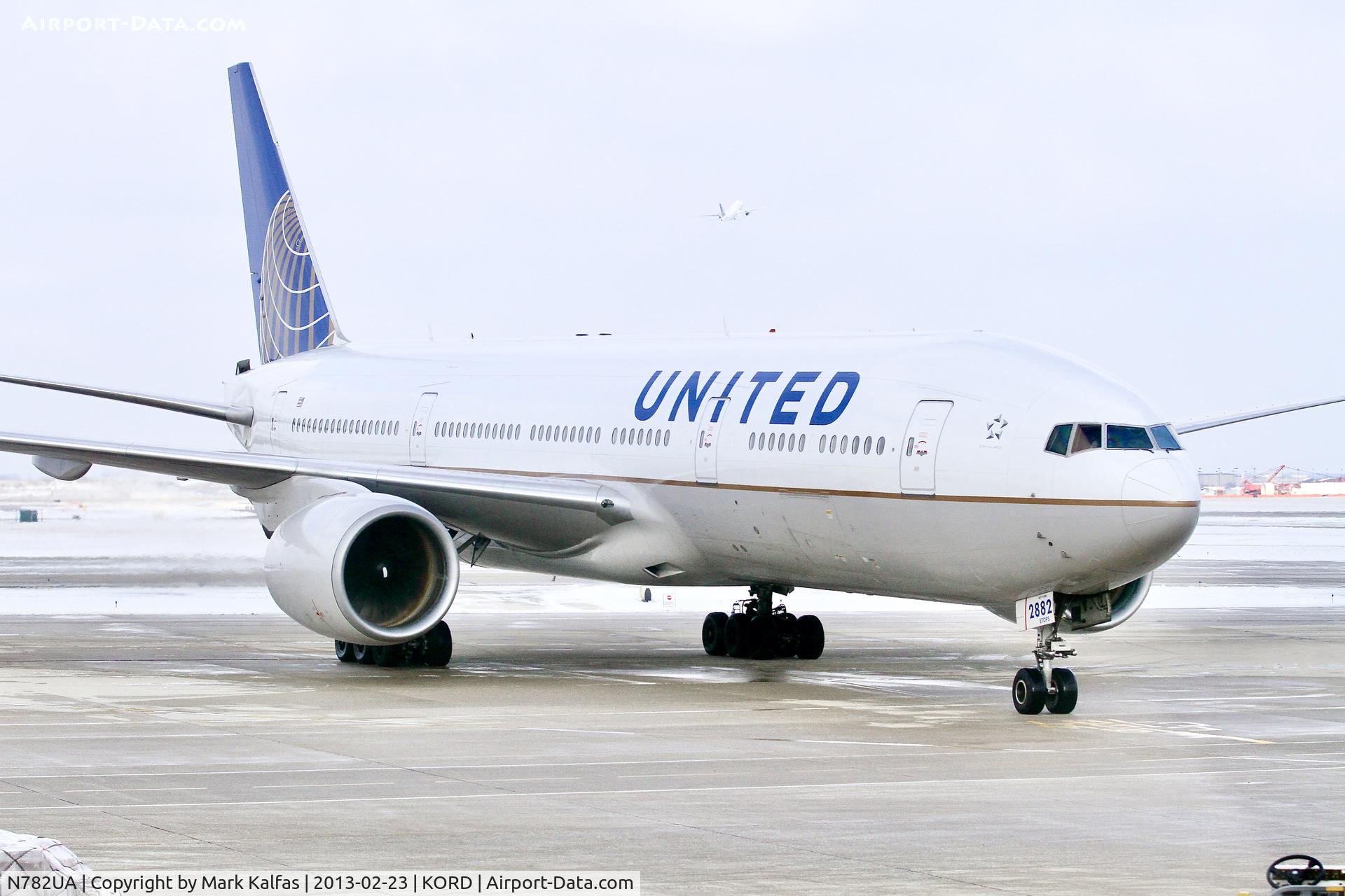 N782UA, 1997 Boeing 777-222/ER C/N 26948, B772 United Boeing 777-222, N782UA  taxiing up to C16 at ORD