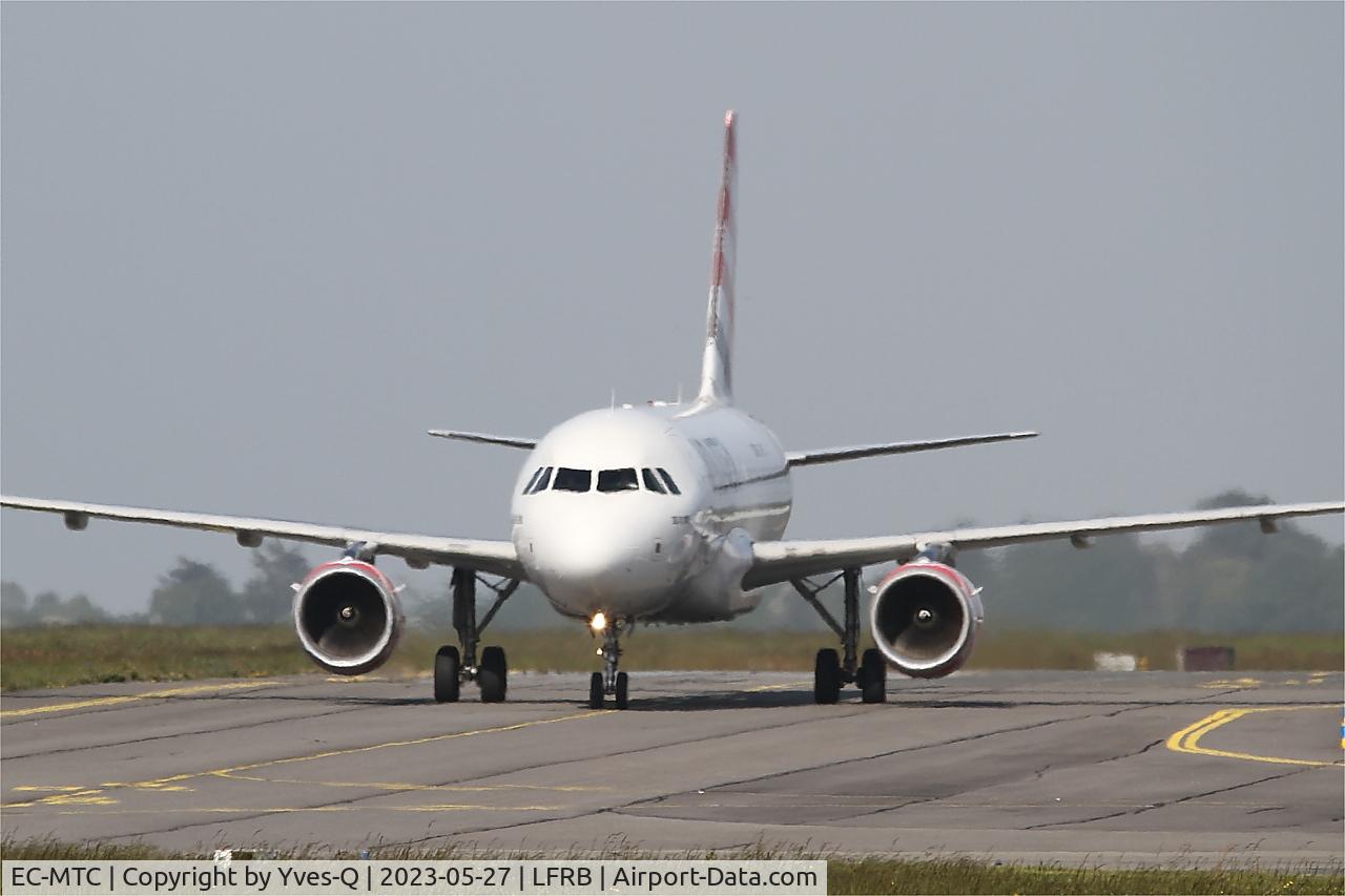 EC-MTC, 2004 Airbus A319-111 C/N 2258, Airbus A319-111 Taxiing to boarding ramp, Brest-Bretagne airport (LFRB-BES)