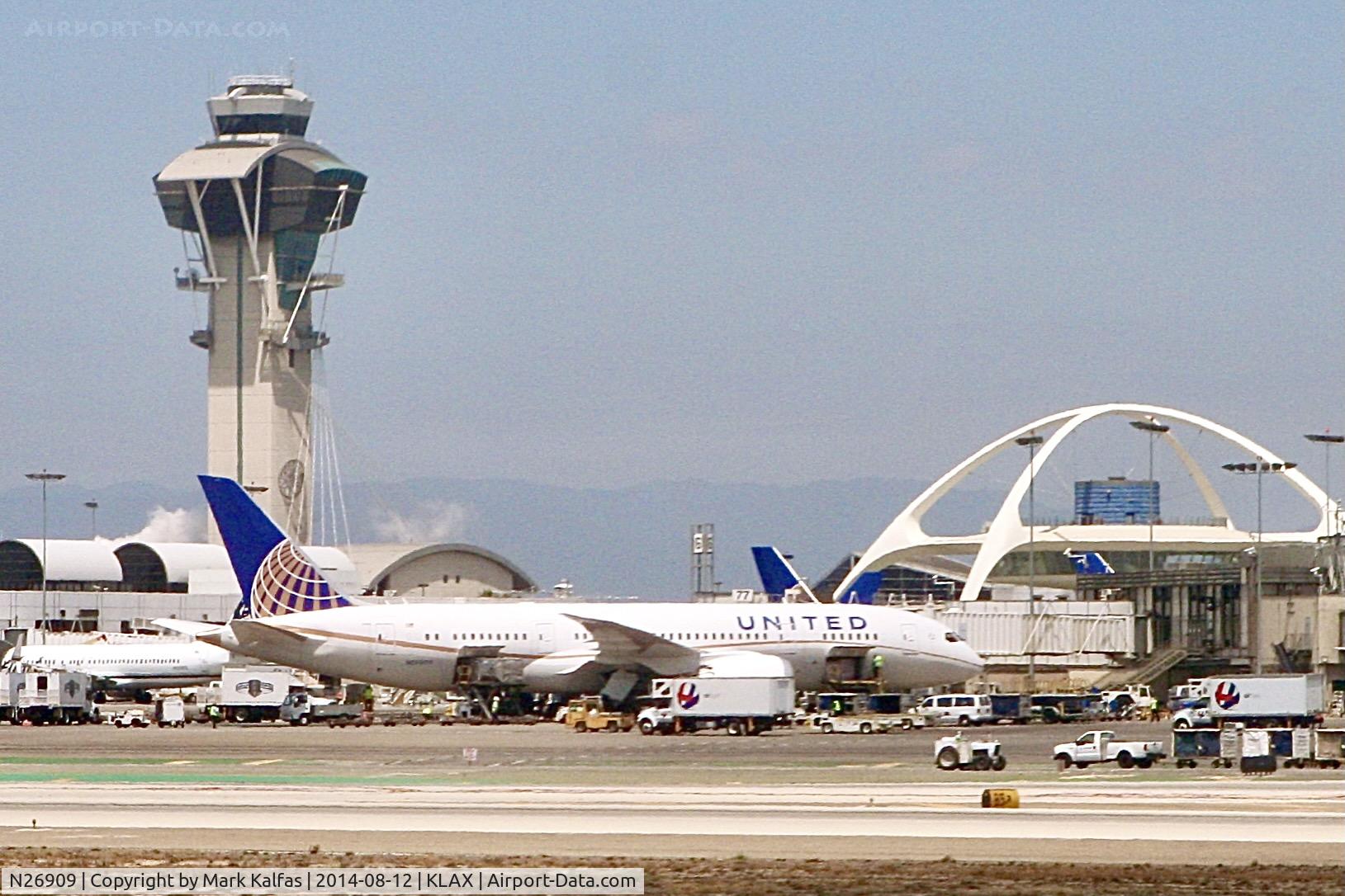 N26909, 2013 Boeing 787-8 Dreamliner C/N 34827, B788 United Airlines Boeing 787-8 Dreamliner N26909 at LAX