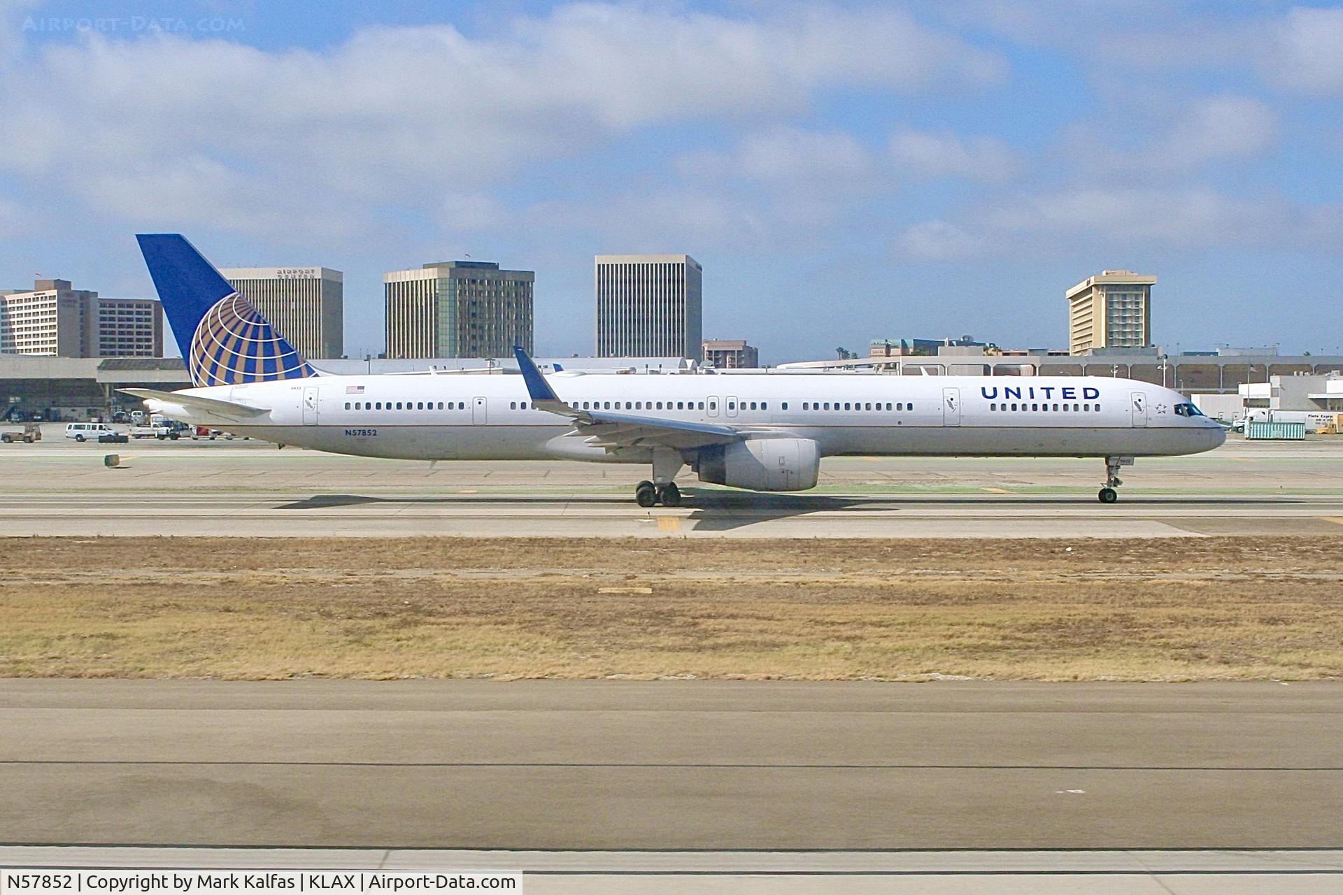 N57852, 2001 Boeing 757-324 C/N 32811, B753 United Airlines Boeing 757-324 N57852 at LAX