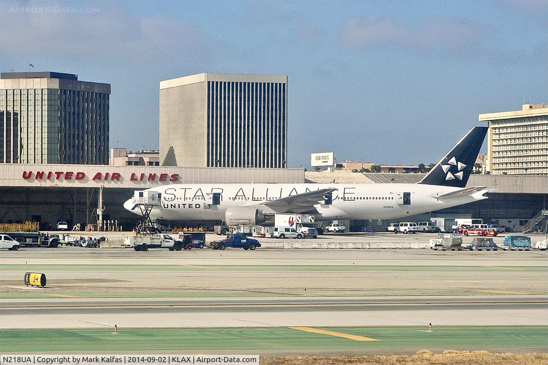 N218UA, 2001 Boeing 777-222 C/N 30222, B772 United Airlines Boeing 777-222 N218UA at LAX Maintenace