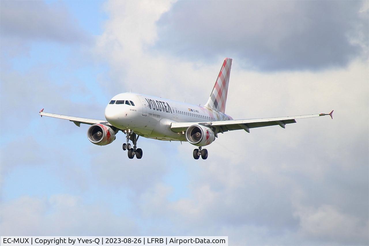 EC-MUX, 2003 Airbus A319-111 C/N 2037, Airbus A319-111, Short approach rwy 25L, Brest-Bretagne airport (LFRB-BES)