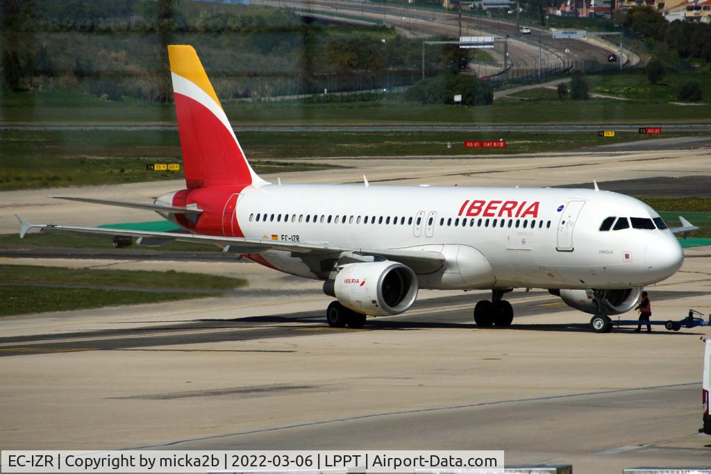 EC-IZR, 2004 Airbus A320-214 C/N 2242, Taxiing