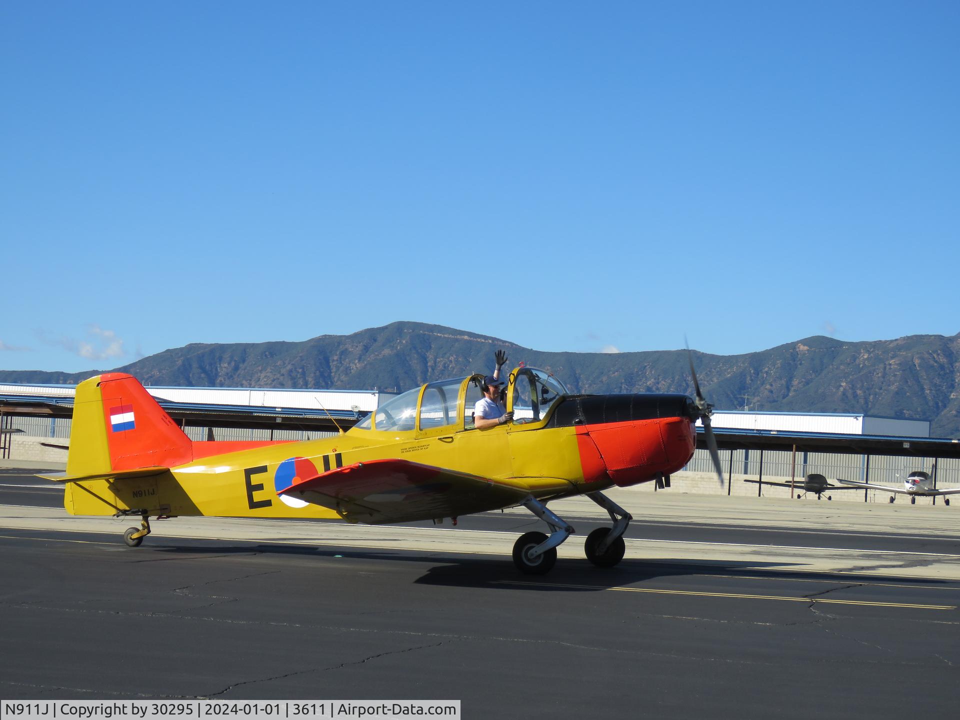 N911J, 1986 Fokker S-11-1 C/N E-11, Friendly wave