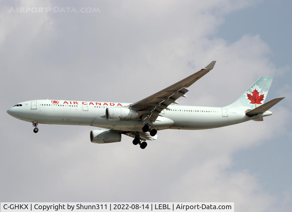 C-GHKX, 2001 Airbus A330-343 C/N 0412, Landing rwy 24R in old c/s