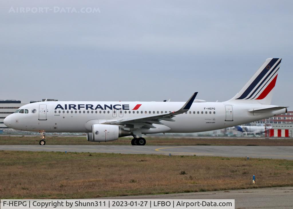 F-HEPG, 2013 Airbus A320-214 C/N 5802, Taxiing holding point rwy 32R for departure... Modified new c/s... named 'Dinard'