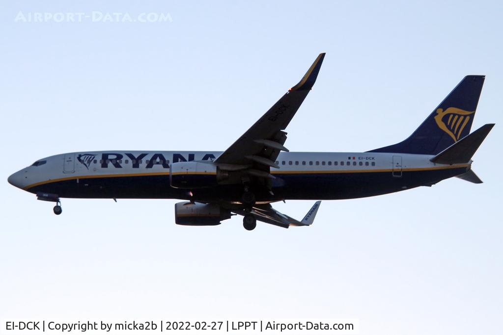 EI-DCK, 2004 Boeing 737-8AS C/N 33565, Landing