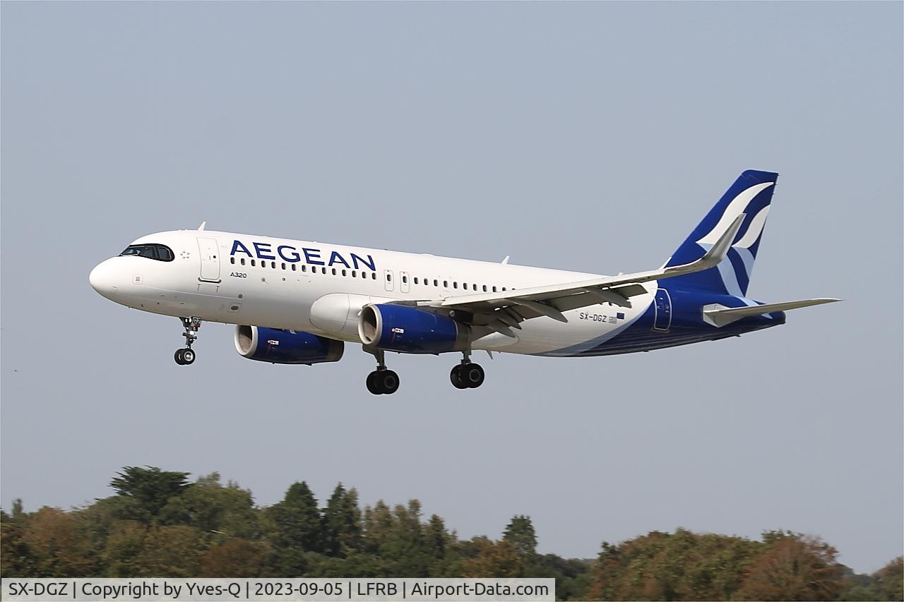 SX-DGZ, 2015 Airbus A320-232 C/N 6643, Airbus A320-232, On final rwy 25L, Brest-Bretagne airport (LFRB-BES)