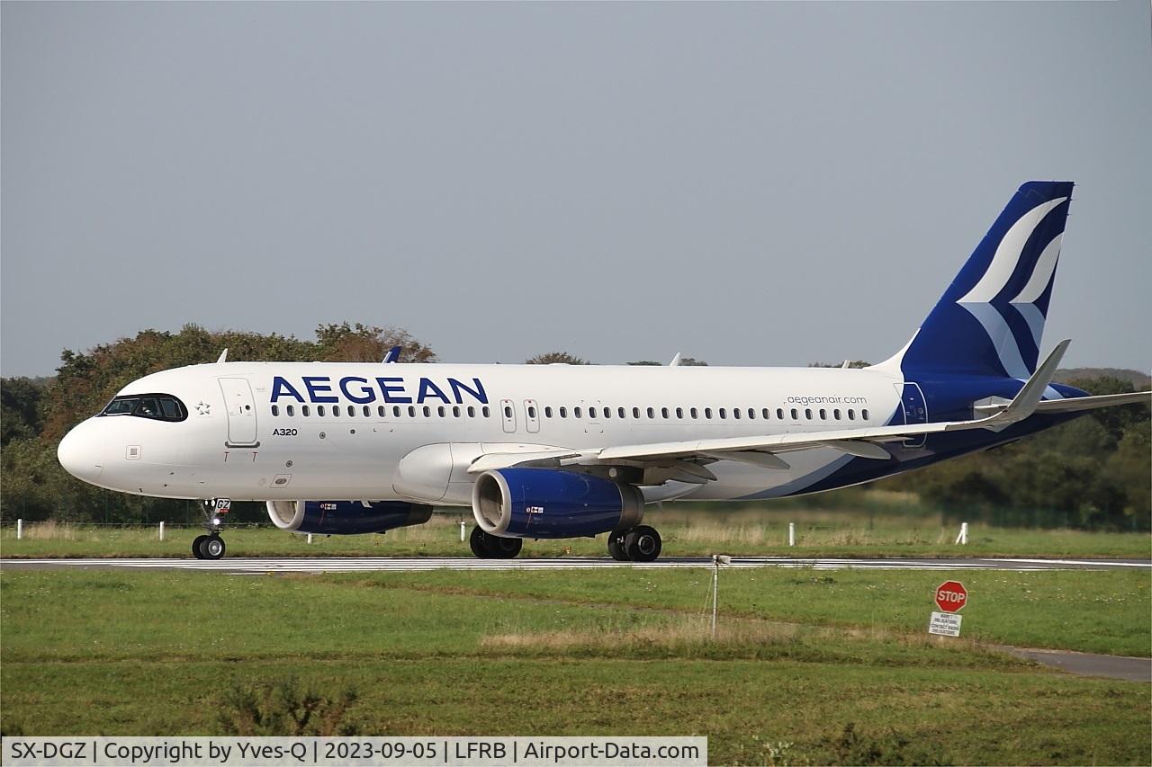 SX-DGZ, 2015 Airbus A320-232 C/N 6643, Airbus A320-232, Take off run rwy 25L, Brest-Bretagne airport (LFRB-BES)