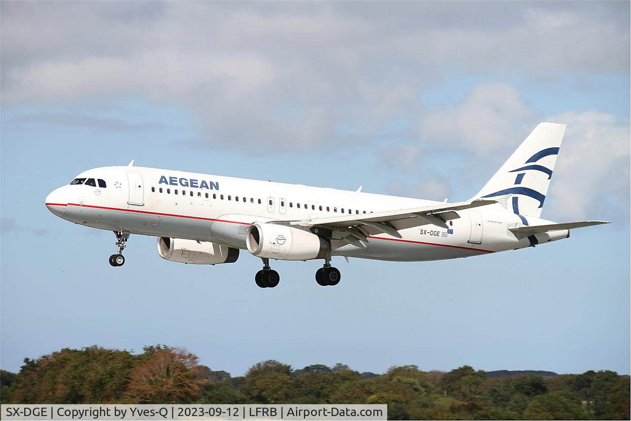 SX-DGE, 2009 Airbus A320-232 C/N 3990, Airbus A320-232, On final rwy 25L, Brest-Bretagne airport (LFRB-BES)