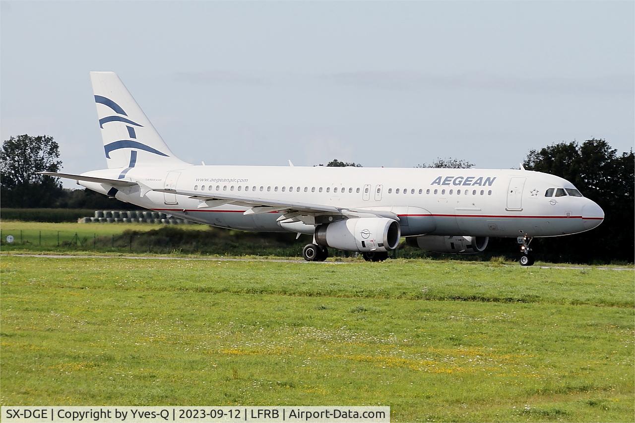 SX-DGE, 2009 Airbus A320-232 C/N 3990, Airbus A320-232, Taxiing rwy 25L, Brest-Bretagne airport (LFRB-BES)