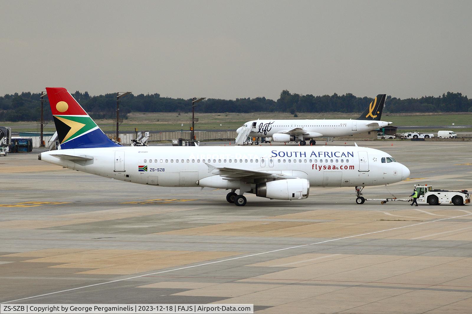 ZS-SZB, 2013 Airbus A320-232 C/N 5680, Departing for northern port.
