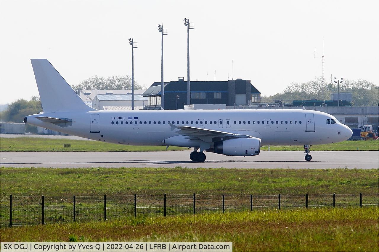 SX-DGJ, 2007 Airbus A320-232 C/N 3316, Airbus A320-232, Taxiing to bording ramp, Brest-Bretagne airport (LFRB-BES)