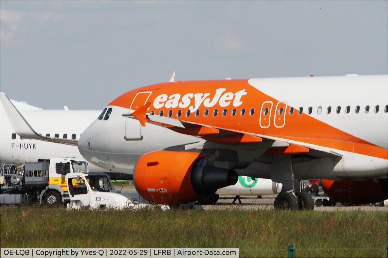 OE-LQB, 2009 Airbus A319-111 C/N 3808, Airbus A319-111, Push back, Brest-Bretagne airport (LFRB-BES)