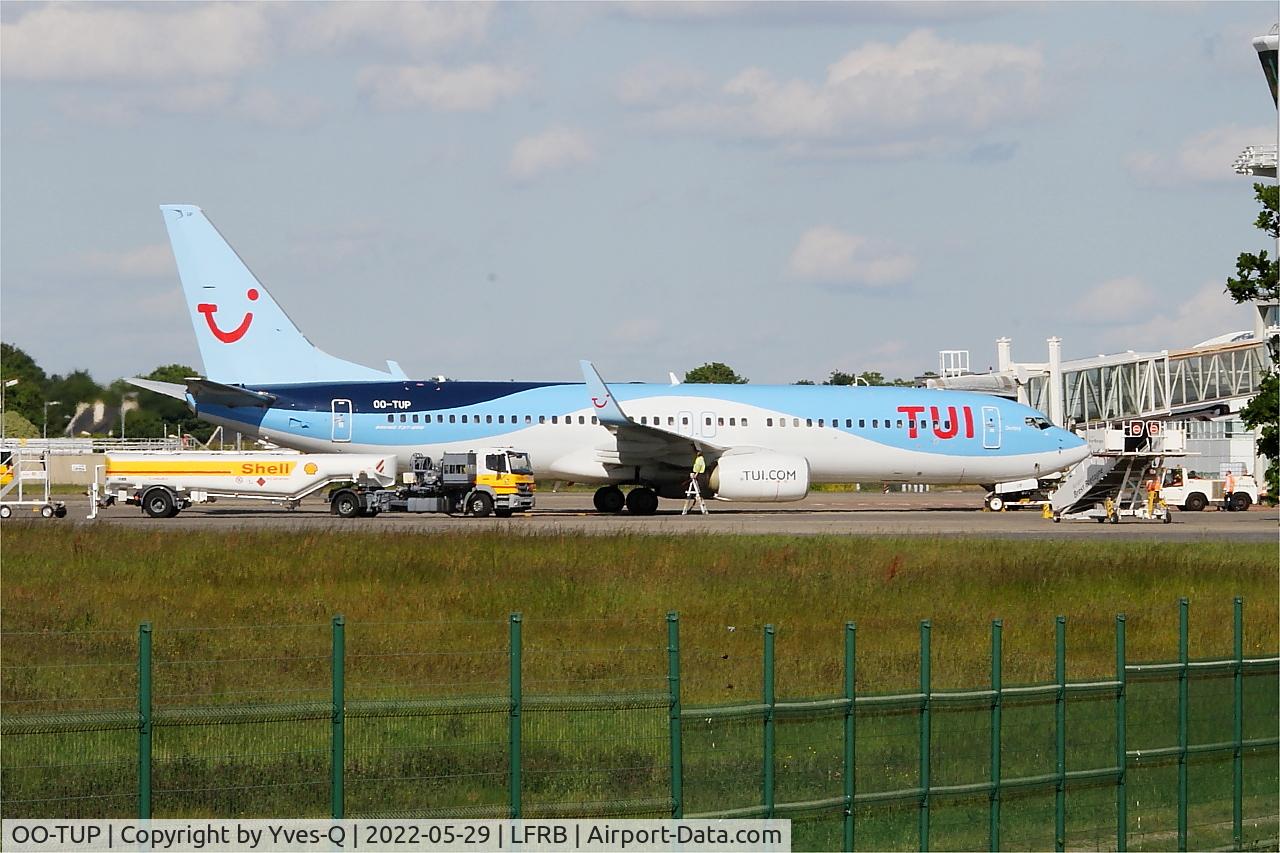 OO-TUP, 2004 Boeing 737-85P C/N 33974, Boeing 737-85P, Boarding ramp, Brest-Bretagne airport (LFRB-BES)