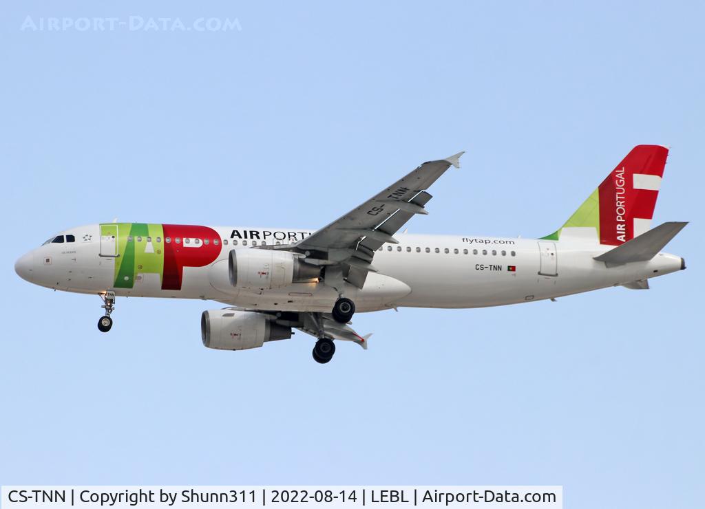 CS-TNN, 2002 Airbus A320-214 C/N 1816, Landing rwy 24R with new titles...