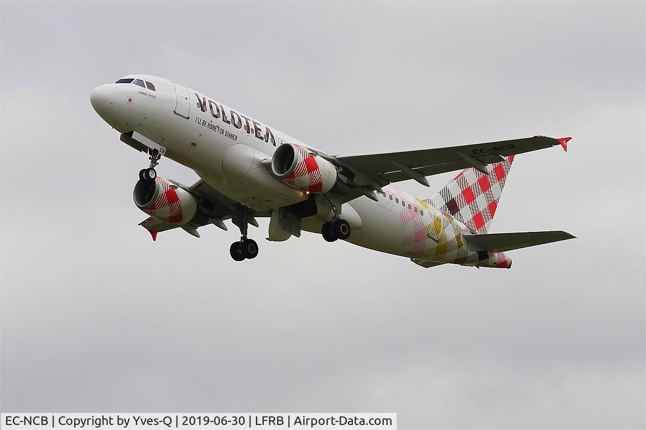 EC-NCB, 2003 Airbus A319-111 C/N 2043, Airbus A319-111, Take off rwy 25L, Brest-Bretagne airport (LFRB-BES)