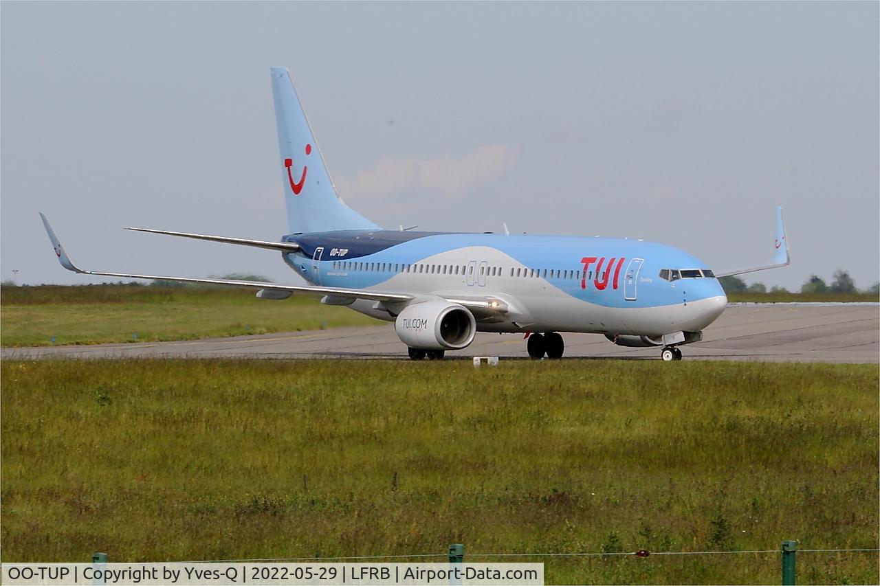 OO-TUP, 2004 Boeing 737-85P C/N 33974, Boeing 737-85P, Taxiing, Brest-Bretagne airport (LFRB-BES)