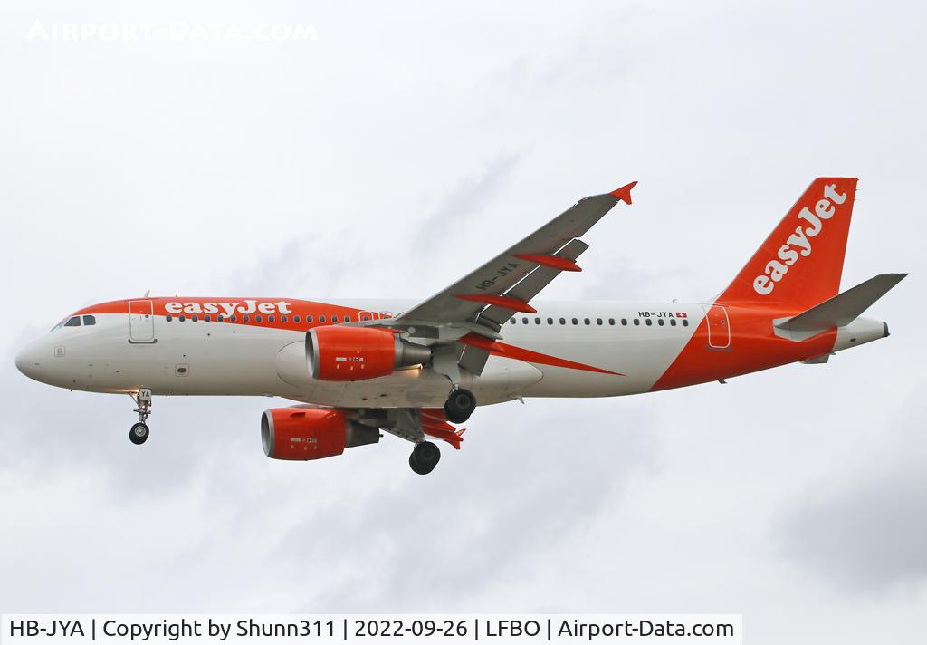 HB-JYA, 2010 Airbus A320-214 C/N 4250, Landing rwy 32L in new c/s