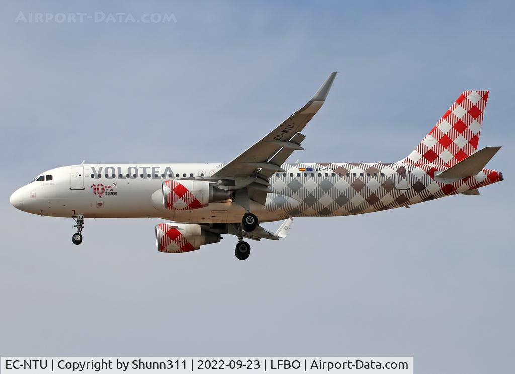 EC-NTU, 2014 Airbus A320-214 C/N 5950, Landing rwy 14L in 10th anniversary c/s