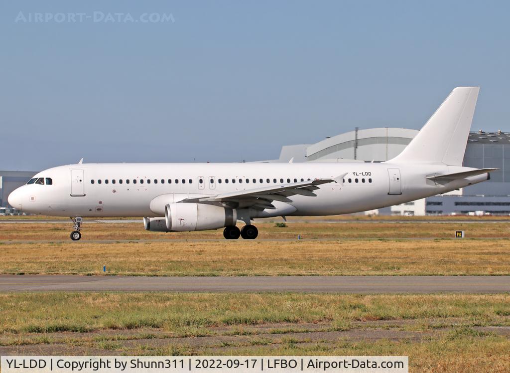 YL-LDD, 2007 Airbus A320-232 C/N 3264, Easyjet flight this day... Taxiing holding point rwy 32R for departure... All white without titles...
