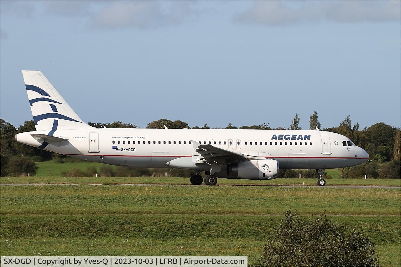 SX-DGD, , Airbus A320-232, Taxiing rwy 25L, Brest-Bretagne airport (LFRB-BES)