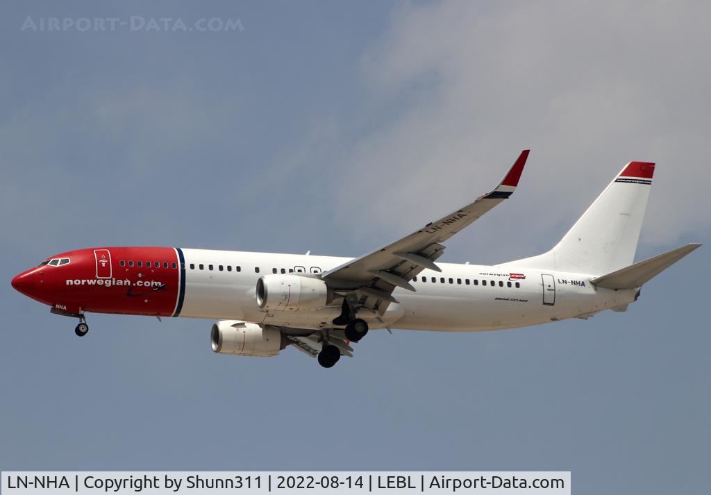 LN-NHA, 2014 Boeing 737-8JP C/N 41129, Landing rwy 24R with white tail...