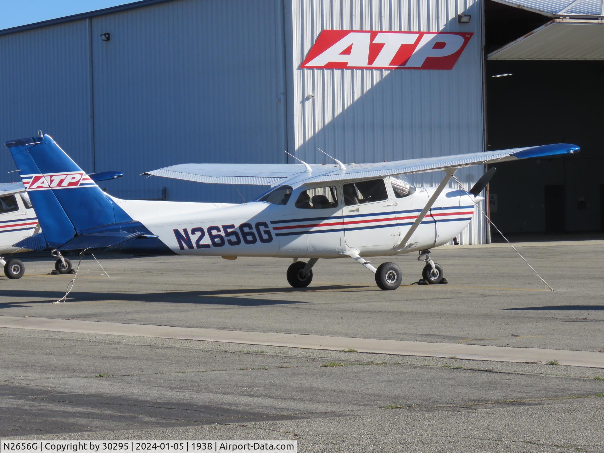 N2656G, 1998 Cessna 172R Skyhawk C/N 17280569, Parked