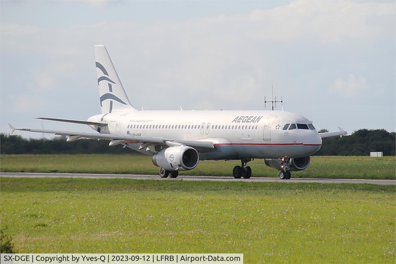 SX-DGE, 2009 Airbus A320-232 C/N 3990, Airbus A320-232, Taxiing rwy 25L, Brest-Bretagne airport (LFRB-BES)