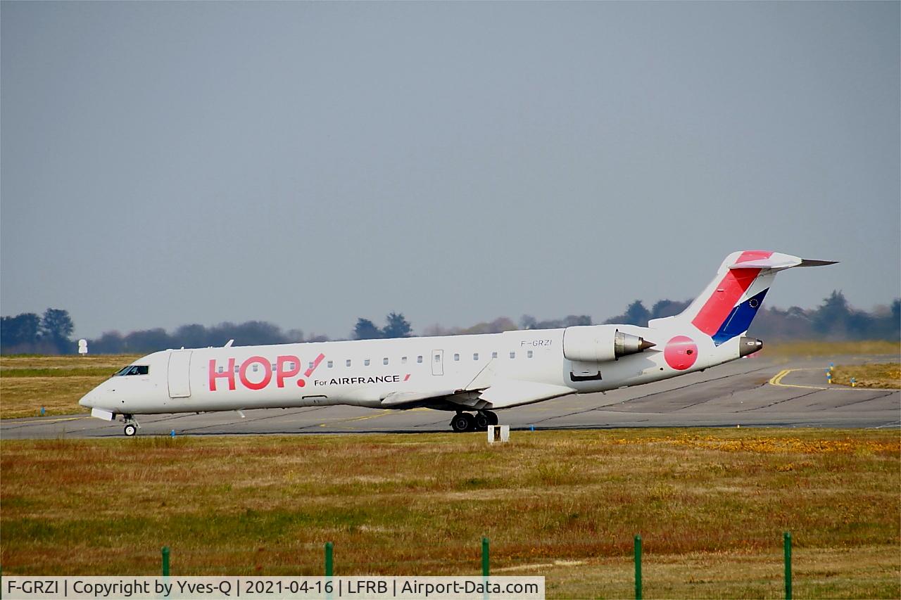 F-GRZI, Canadair CRJ-702 (CL-600-2C10) Regional Jet C/N 10093, Canadair Regional Jet CRJ-702, Taxiing, Brest-Bretagne Airport (LFRB-BES)