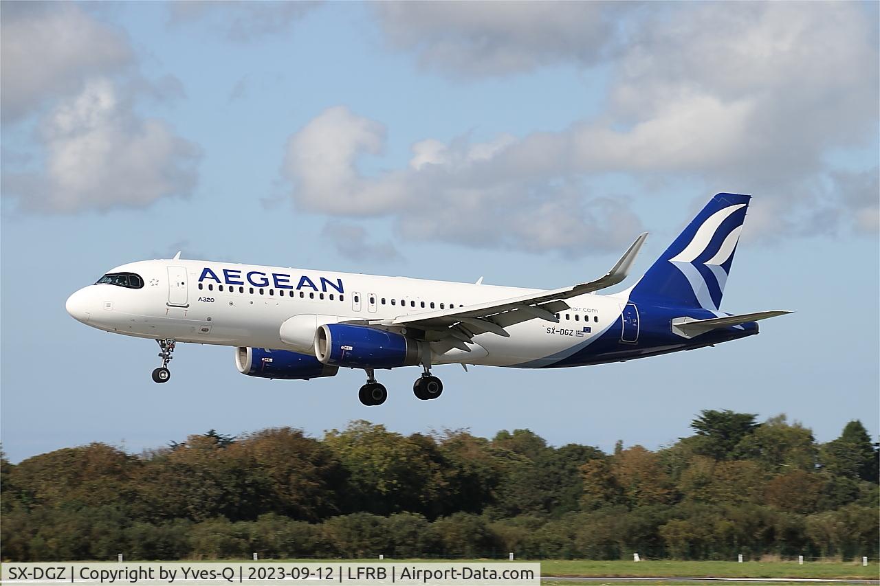 SX-DGZ, 2015 Airbus A320-232 C/N 6643, Airbus A320-232, On final rwy 25L, Brest-Bretagne airport (LFRB-BES)