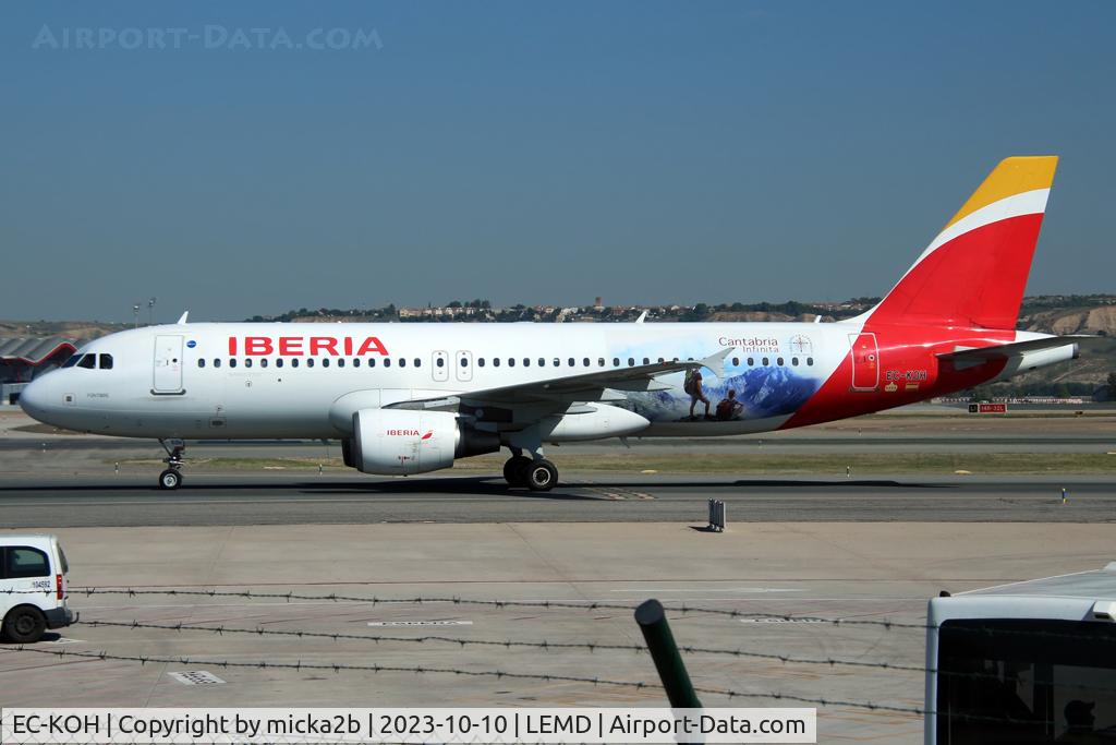 EC-KOH, 2004 Airbus A320-214 C/N 2248, Taxiing