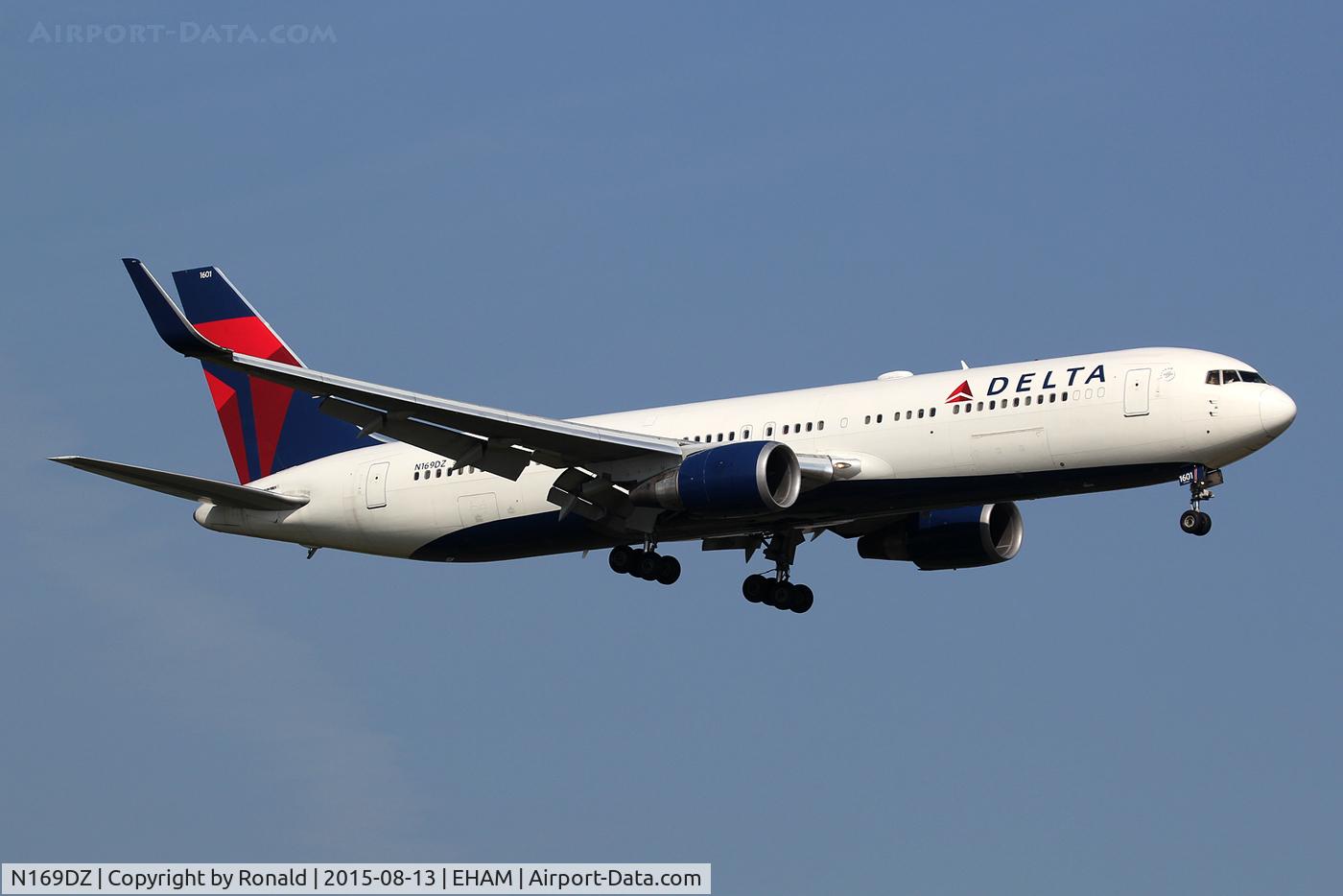 N169DZ, 1998 Boeing 767-332 C/N 29689, at spl