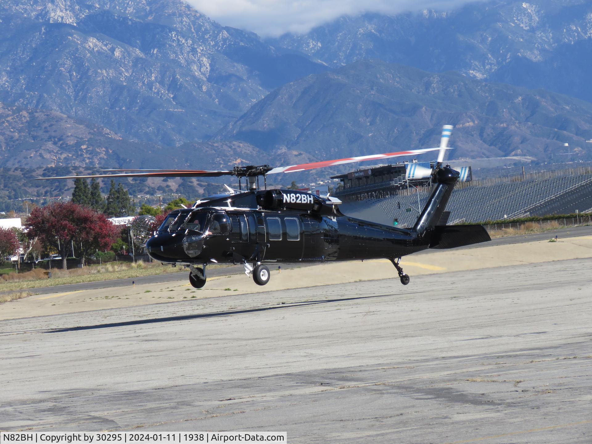 N82BH, 1979 Sikorsky UH-60A C/N 79-23270/70.087, Lifting off