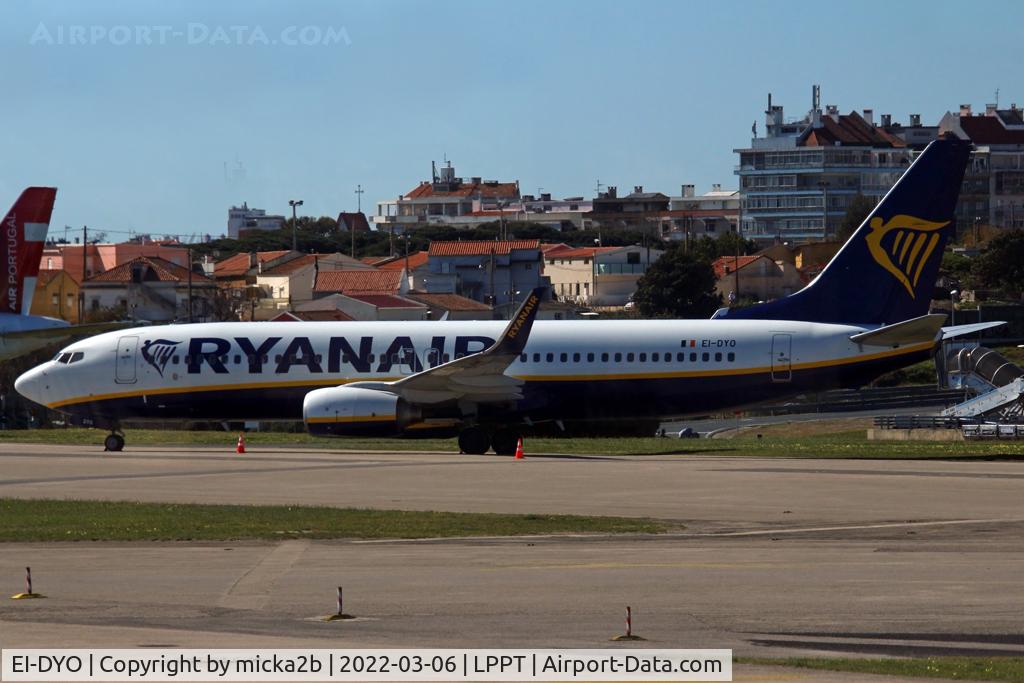 EI-DYO, 2008 Boeing 737-8AS C/N 33636, Parked