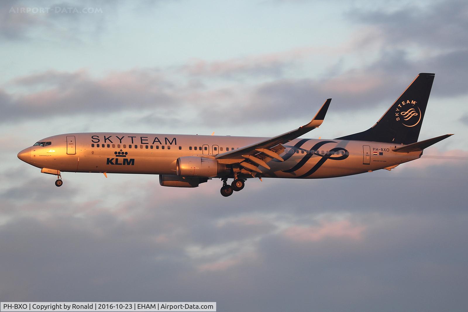 PH-BXO, 2001 Boeing 737-9K2 C/N 29599, at spl