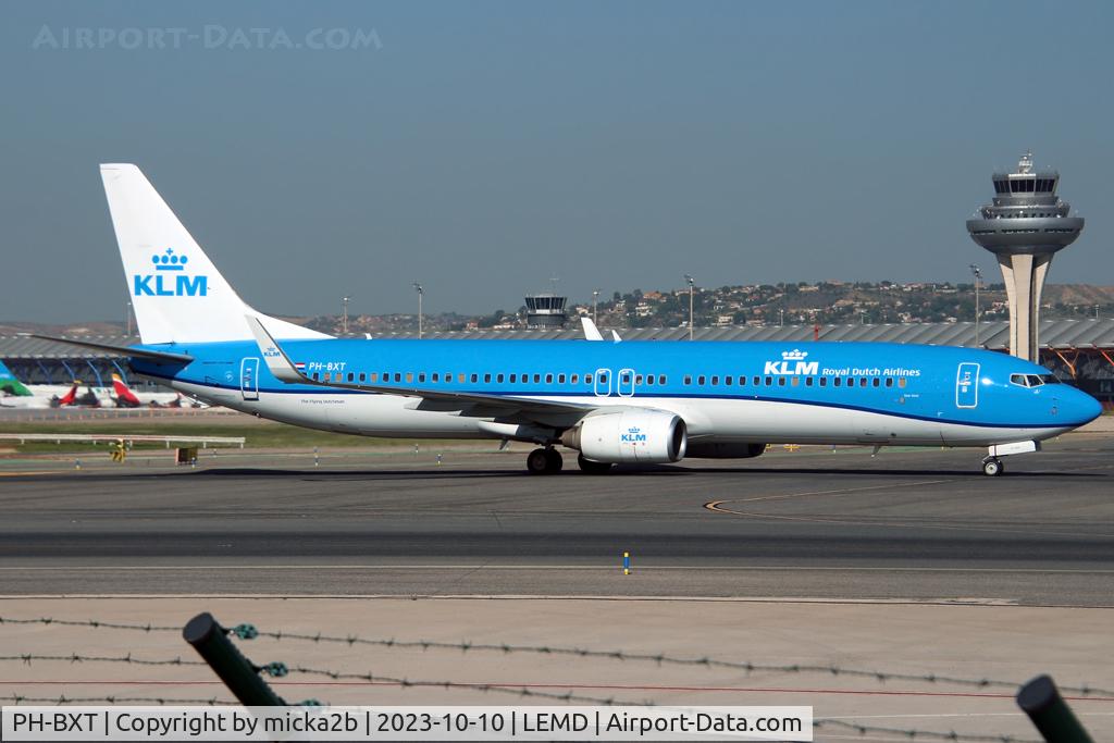 PH-BXT, 2004 Boeing 737-9K2 C/N 32944, Taxiing