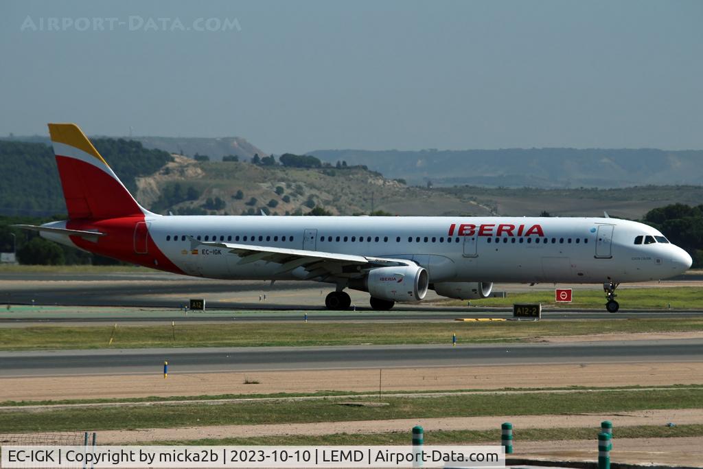 EC-IGK, 2001 Airbus A321-211 C/N 1572, Taxiing. Scrapped in february 2025.
