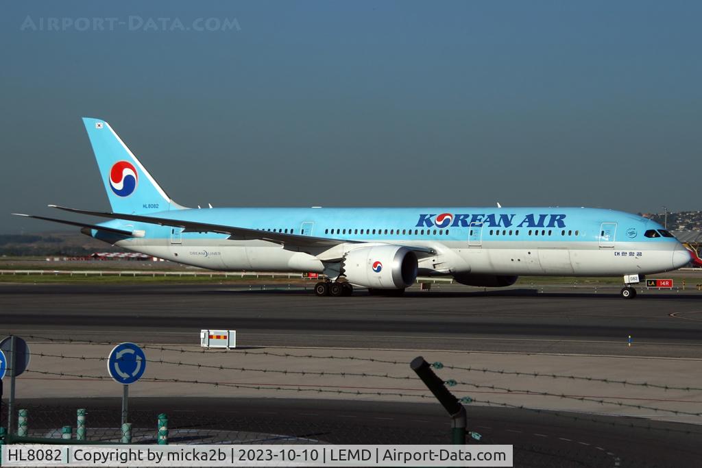 HL8082, 2017 Boeing 787-9 Dreamliner C/N 34811, Taxiing