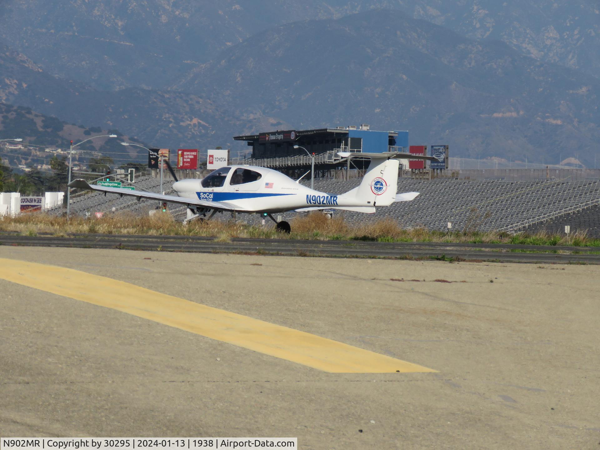 N902MR, 2006 Diamond DA-40 Diamond Star C/N 40.324, Waiting to take off