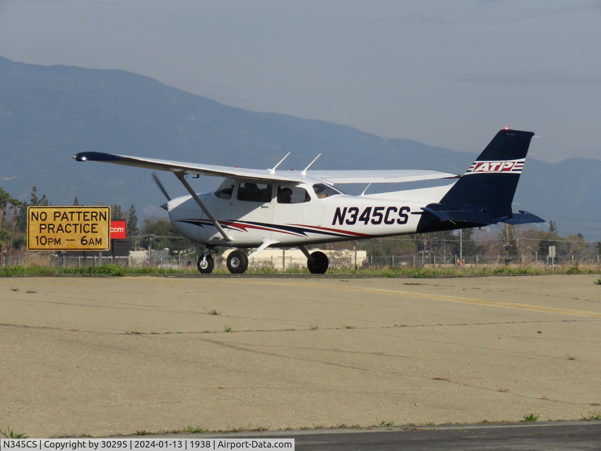 N345CS, 2015 Cessna 172S C/N 172S11527, Waiting