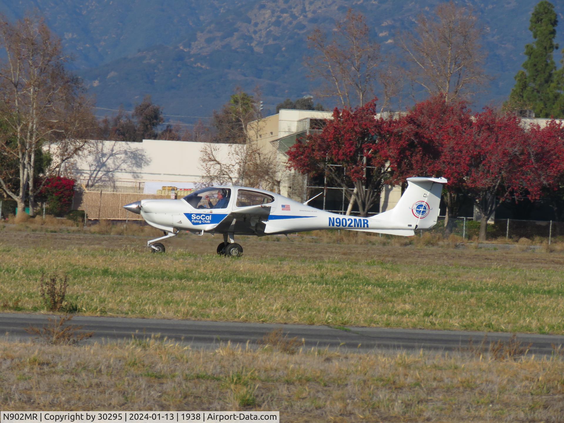 N902MR, 2006 Diamond DA-40 Diamond Star C/N 40.324, Taking off