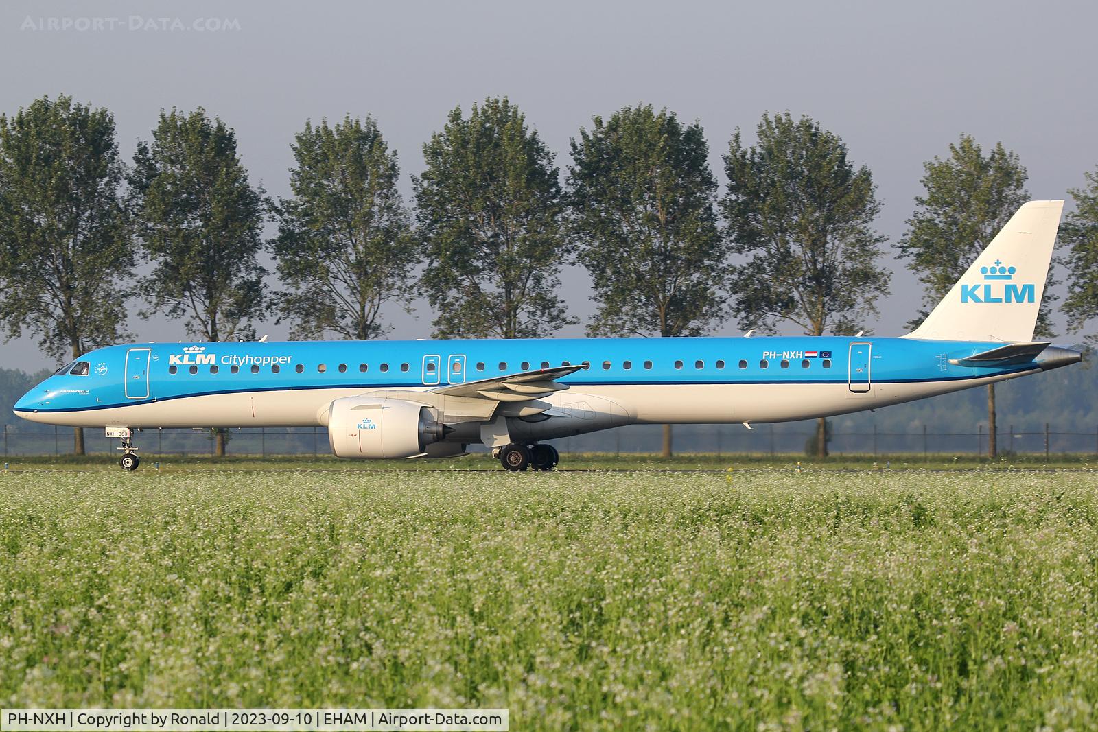 PH-NXH, 2022 Embraer E195-E2 C/N 19020063, at spl