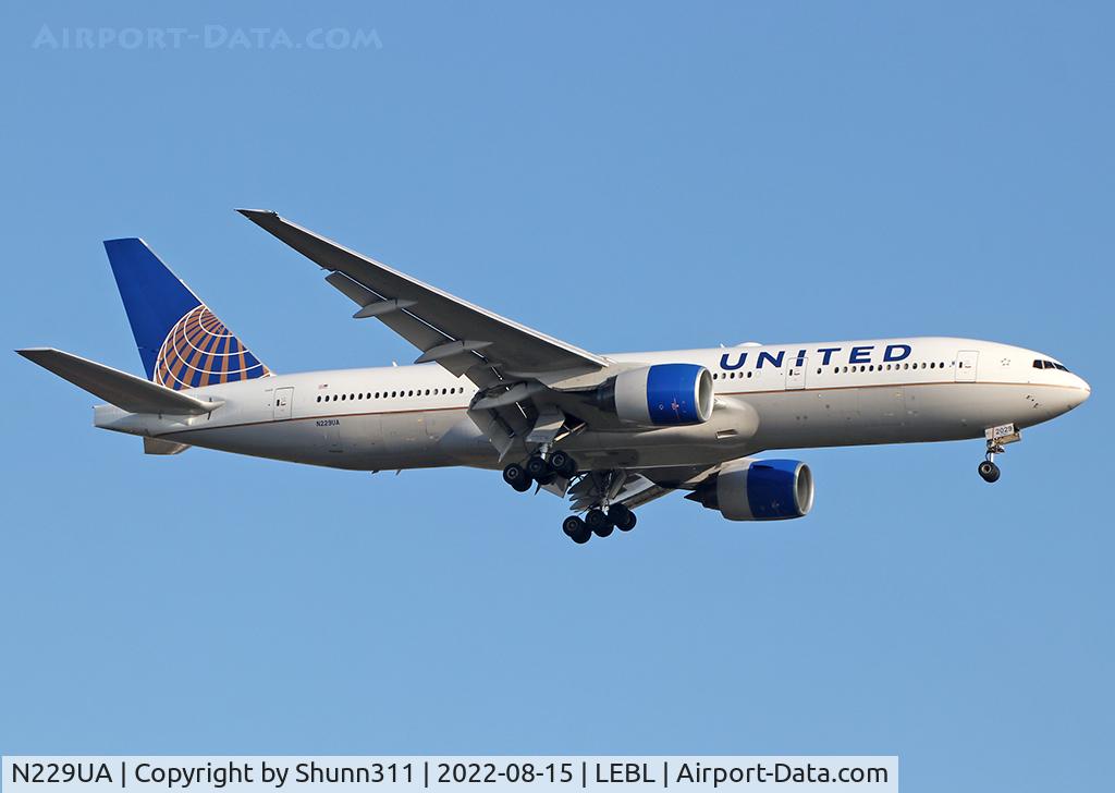 N229UA, 2002 Boeing 777-222 C/N 30557, Landing rwy 06L