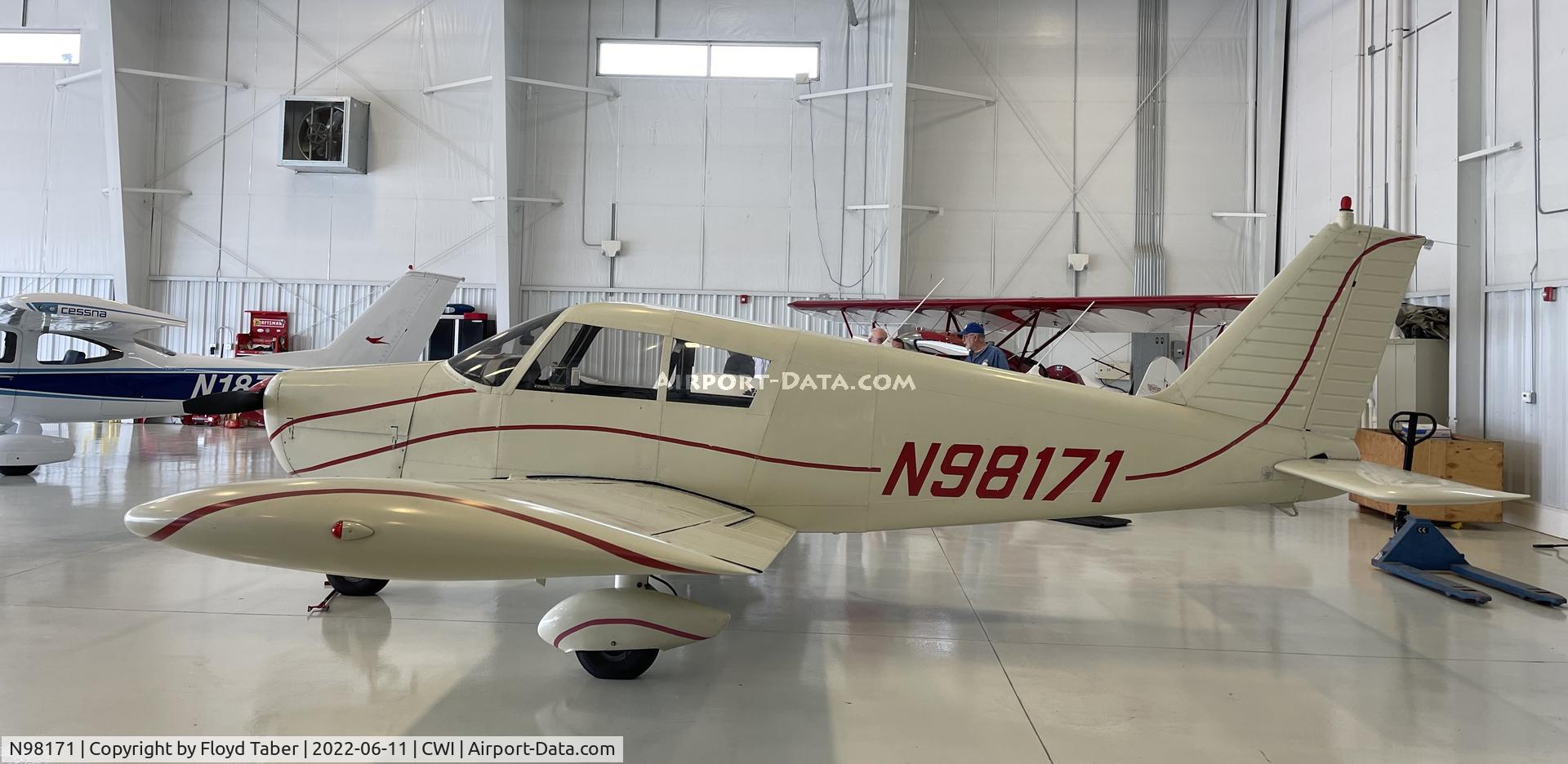 N98171, 1969 Piper PA-28-140 C/N 28-26085, In the hangar