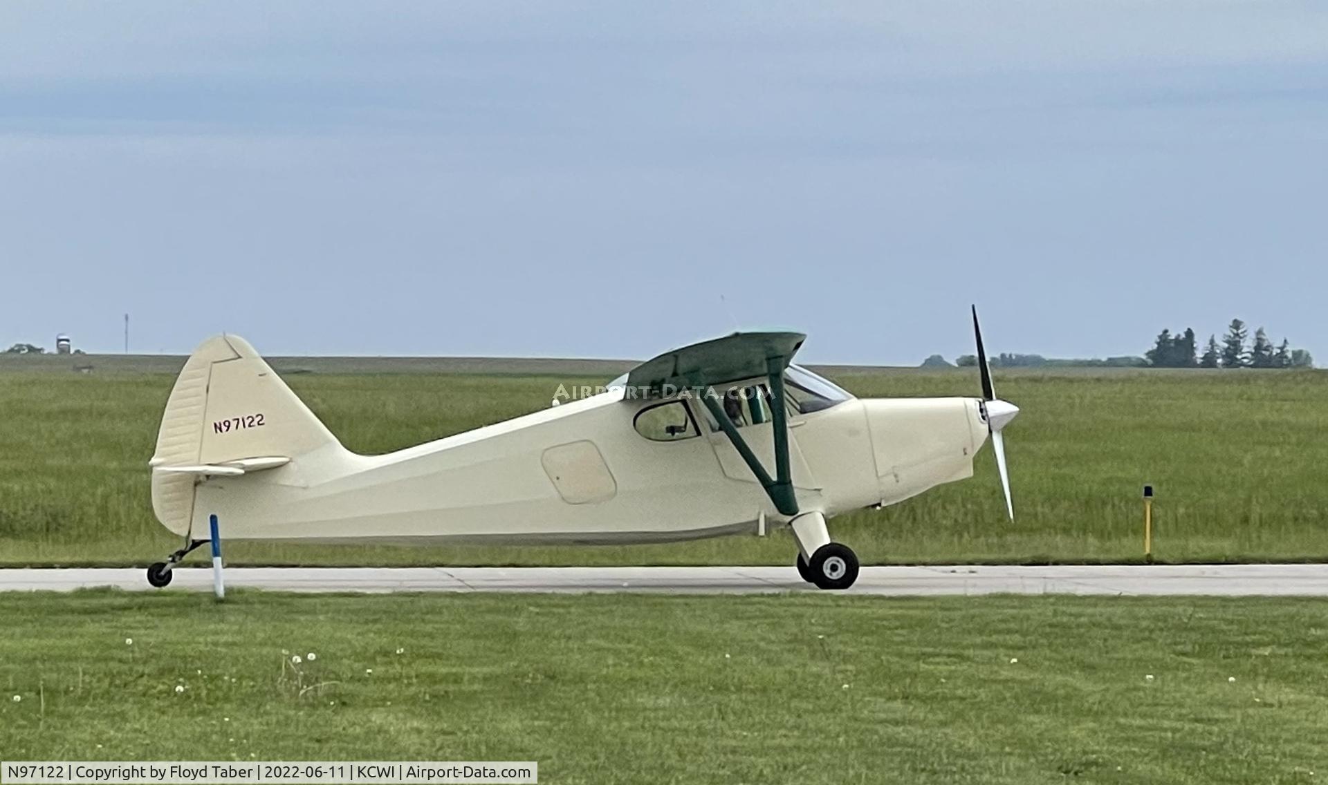 N97122, 1946 Stinson 108-1 Voyager C/N 108-1122, Taxing for takeoff