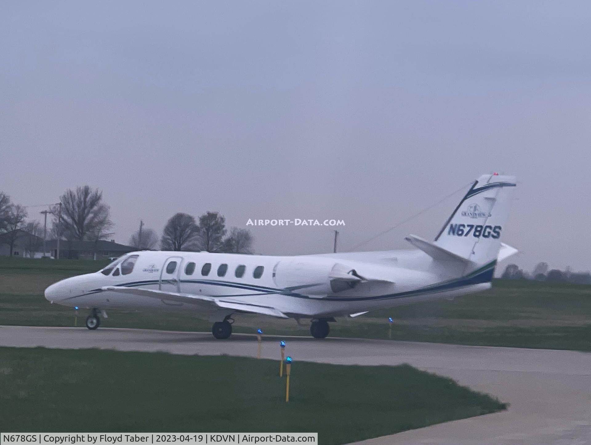 N678GS, 1992 Cessna 550 C/N 5500710, Departing KDVN